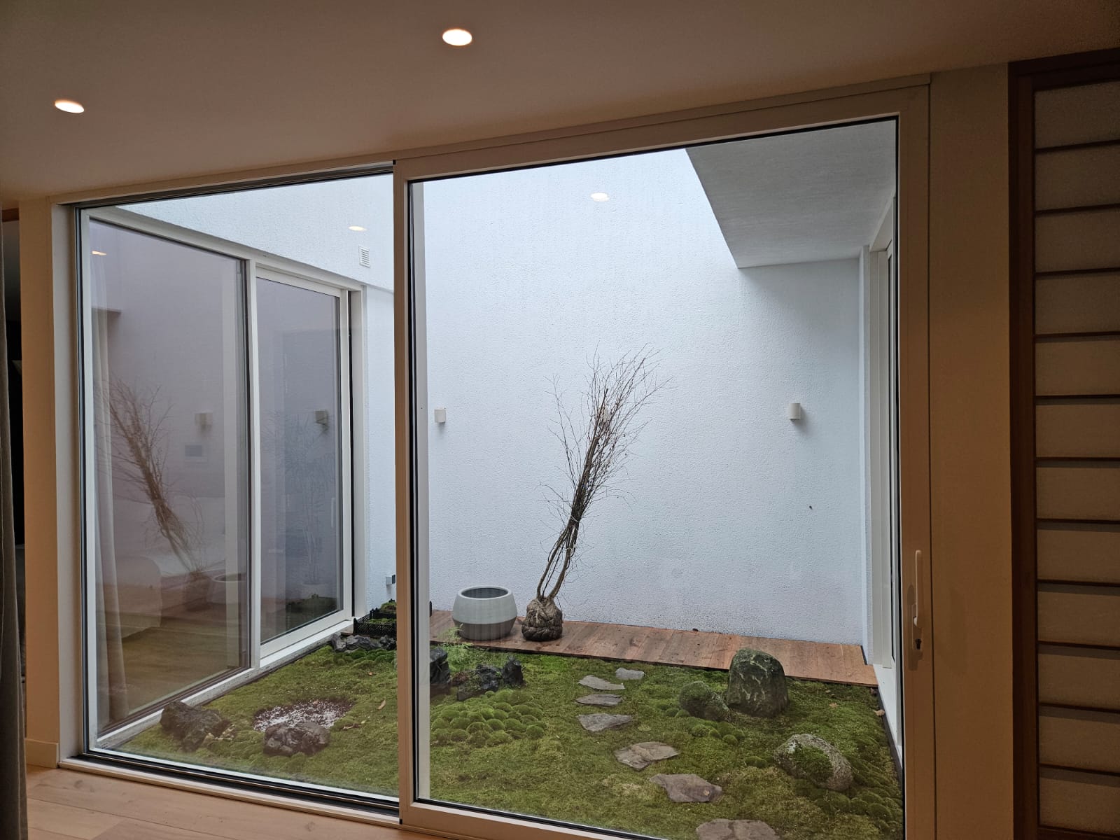 Moderne ramen en deuren installatie